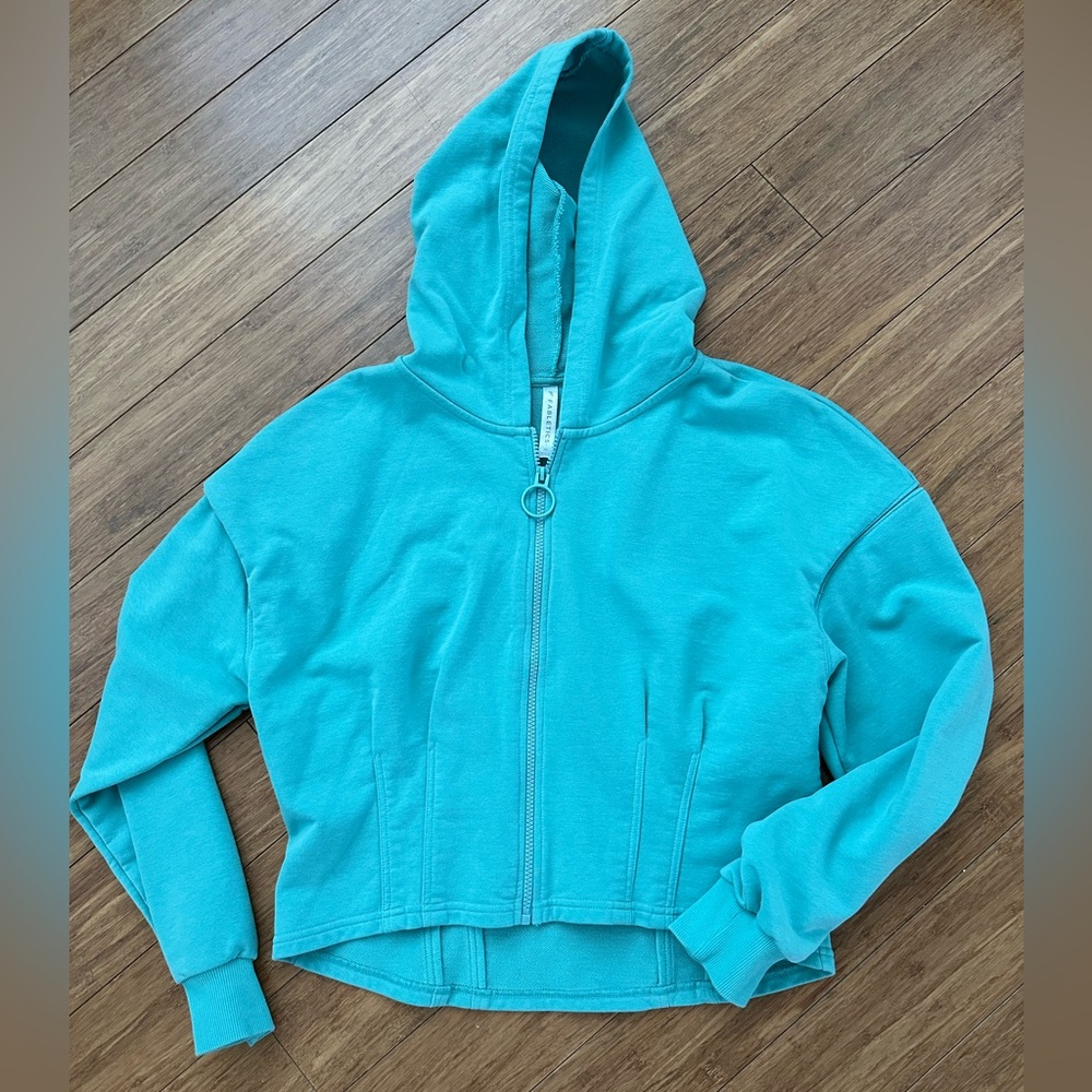 NWOT Fabletics cropped sweatshirt with removable sleeves
